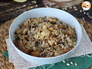 Salată de orez cu pui, dovlecel, semințe de pin și oțet balsamic - poza 2